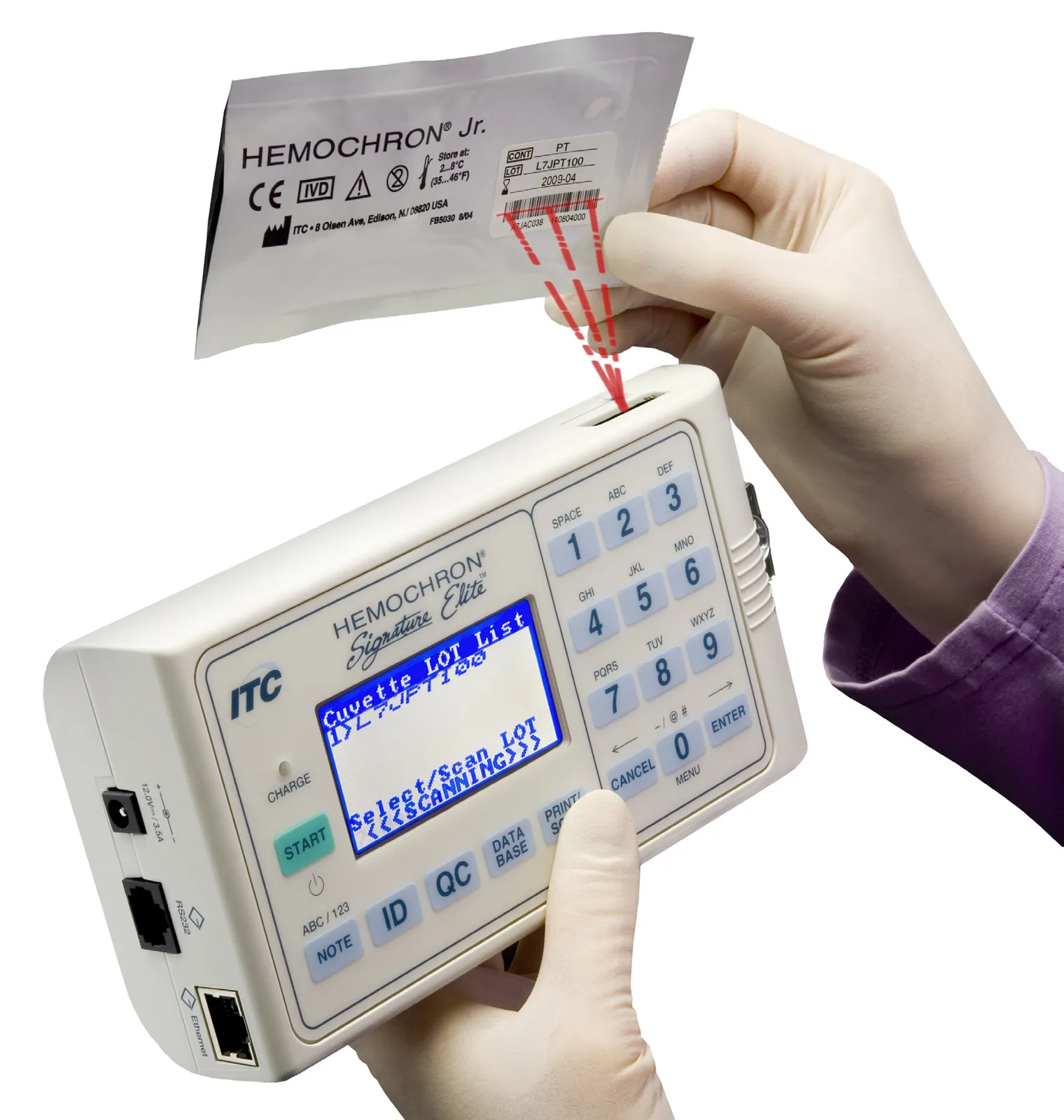Cuvetă Hemochron introdusă în analizorul Signature Elite