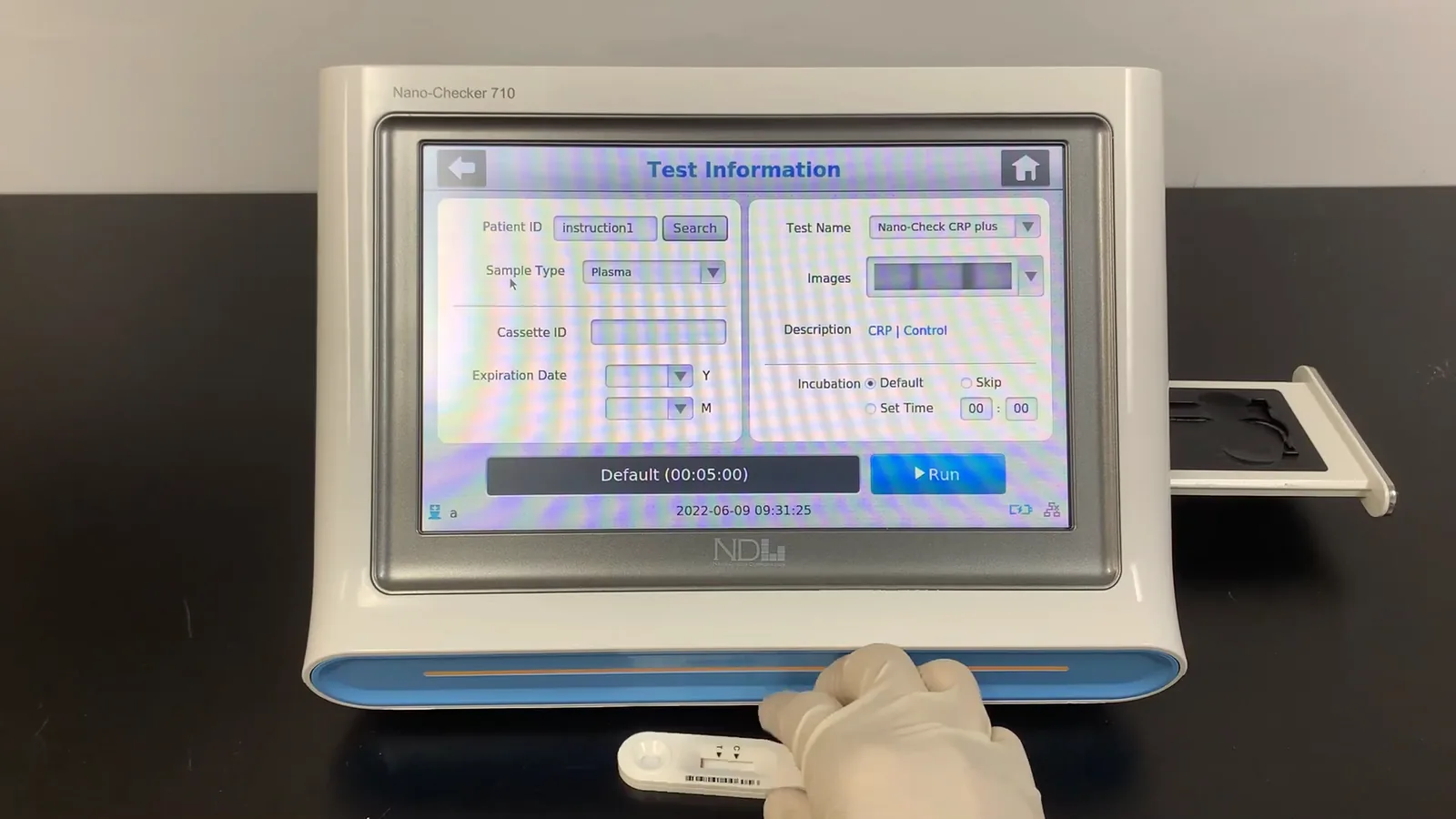 Operator selectând testul pe ecranul Nano-Checker 710